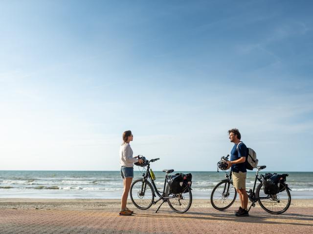 Cyclistes sur la digue de Bray-Dunes