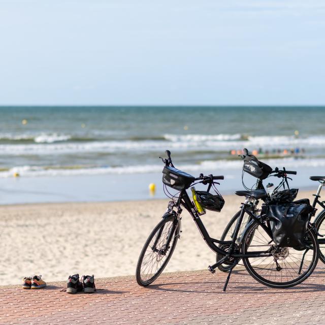 Deux vélos sur la digue de Bray-Dunes