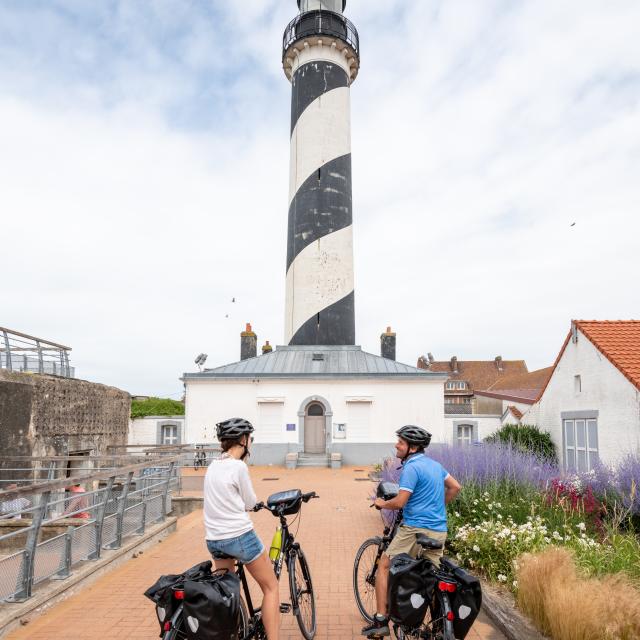 Cyclistes devant le phare de Gravelines