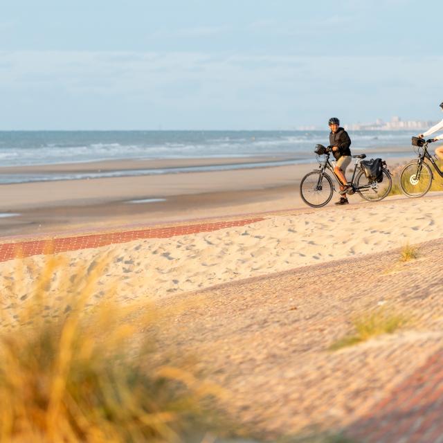 Cyclistes sur la digue de Leffrinckoucke