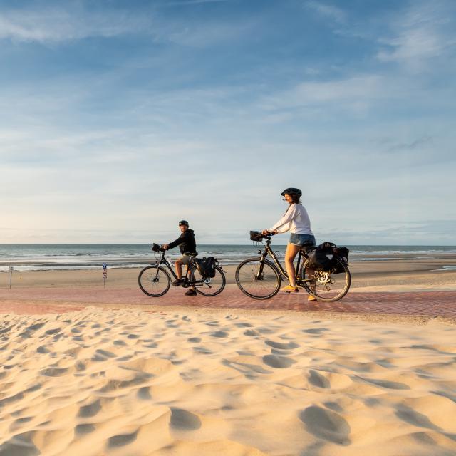 Cyclste sur la digue de Leffrinckoucke