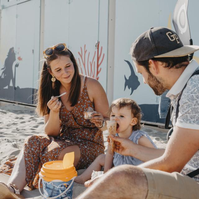 Dégustation de glaces en famille sur la plage de Malo les Bains à Dunkerque