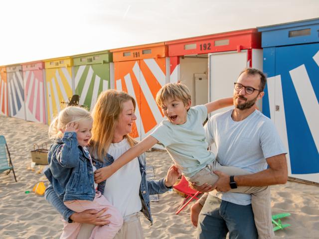 Famille devant les kiosques de Malo-les-Bains